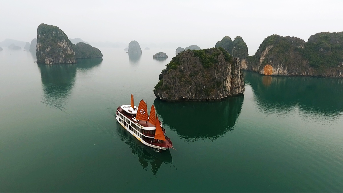 Emperor Cruises in the Bái Tử Long Bay